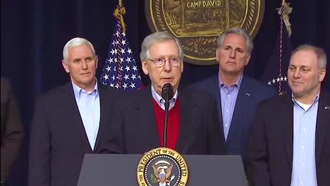 El-Líder-De-La-Mayoría-Del-Senado-De-Los-Estados-Unidos,-Mitch-Mcconnell,-Habla-Tras-Un-Retiro-Presidencial-En-Camp-David.