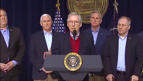 El-Líder-De-La-Mayoría-Del-Senado-De-Los-Estados-Unidos,-Mitch-Mcconnell,-Habla-Después-De-Un-Retiro-Presidencial-En-El-Campamento-David-1