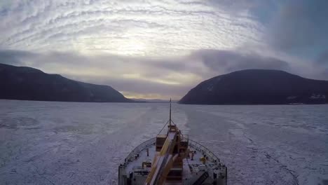 Time-Lapse-Shot-Of-The-Coast-Guard-Cutter-Willow-Underway-On-Their-Second-Day-Of-Icebreaking-In-The-Hudson-Río-New-York-Winter
