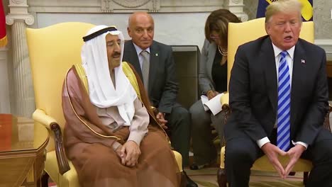 US-Präsident-Donald-Trump-Trifft-Sich-Mit-Dem-Emir-Des-Staates-Kuwait-Im-Weißen-Haus-Und-Bespricht,-Wie-Sehr-Ihm-Kuwait-Und-Ihre-Investitionen-In-Das-Land-Gefallen