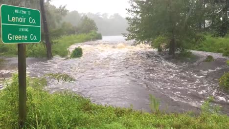 Straßen-Und-Straßen-Werden-überflutet,-Da-Wind-Und-Regen-Nach-Dem-Hurrikan-Florenz-In-Lenoir-Und-Greene-County-Fallen-Falls