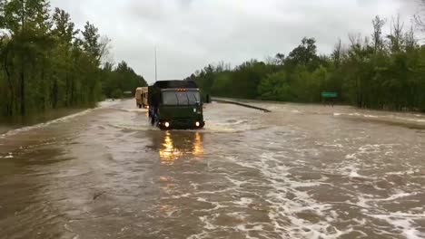 Los-Vehículos-De-La-Guardia-Nacional-Se-Mueven-Por-Carreteras-Inundadas-Durante-El-Huracán-Florencia