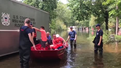 Such--Und-Rettungspersonal-In-Kleinen-Booten-Retten-Bürger-Von-North-Carolina-Während-Des-Hurrikans-Florenz-2