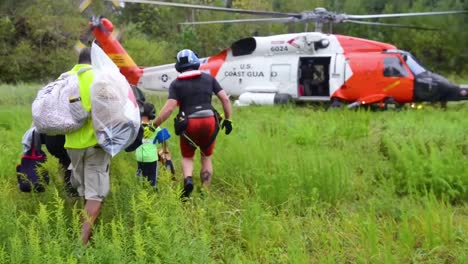 El-Personal-De-La-Guardia-Costera-Rescata-Y-Evacua-A-Las-Personas-Varadas-Durante-Las-Inundaciones-Del-Huracán-Florencia-1