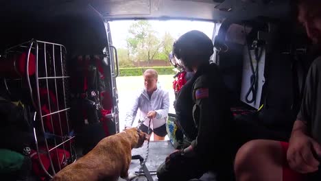 El-Personal-De-La-Guardia-Costera-Rescata-Y-Evacua-A-Las-Personas-Varadas-Y-Los-Perros-Domésticos-Durante-Las-Inundaciones-Del-Huracán-Florencia-1