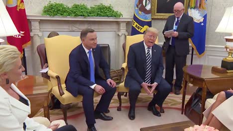 El-Presidente-Estadounidense,-Donald-Trump,-Habla-Con-La-Prensa-Durante-Una-Visita-De-Estado-Del-Presidente-De-Polonia,-Andrzej-Duda,-Y-Habla-Sobre-El-Gran-Tamaño-De-La-Multitud-Durante-Su-Visita-A-Varsovia.