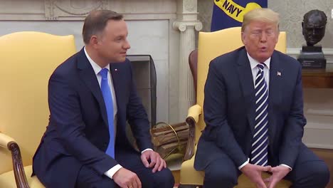 El-Presidente-Estadounidense,-Donald-Trump,-Habla-Con-La-Prensa-Durante-Una-Visita-De-Estado-Del-Presidente-De-Polonia,-Andrzej-Duda,-Y-Habla-Sobre-Los-Grandes-Aranceles-Comerciales-En-China-1