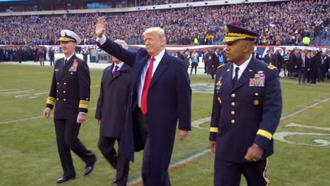 US-Präsident-Donald-Trump-Besucht-Das-Army-Navy-College-Football-Game-Und-Wirft-Münzwellen-An-Die-Zuschauer