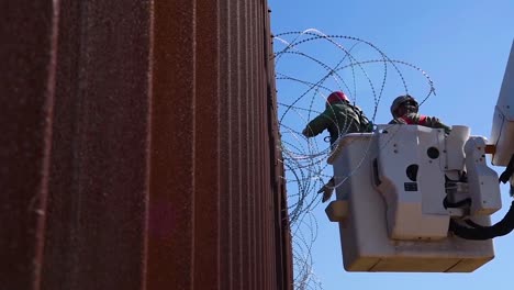 Los-Equipos-De-Trabajo-De-La-Patrulla-Fronteriza-De-EE.-UU.-Colocaron-Alambre-De-Púas-A-Lo-Largo-De-La-Parte-Superior-Del-Muro-Fronterizo-De-EE.-UU.-Con-México-1