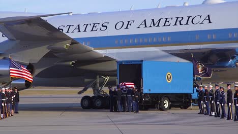 Der-Sarg-Von-Us-Präsident-George-Hw-Bush-Wird-Der-Air-Force-One-Entnommen,-Um-Während-Eines-Staatsbegräbnisses-Zu-Seiner-Besichtigung-Transportiert-Zu-Werden