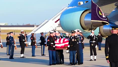 Der-Sarg-Von-US-Präsident-George-Hw-Bush-Wird-Von-Air-Force-One-Genommen,-Um-Während-Eines-Staatsbegräbnisses-Zu-Seiner-Besichtigung-Transportiert-Zu-Werden-2