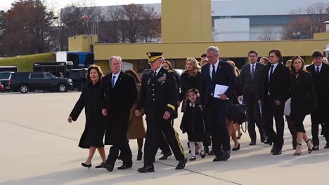 Mitglieder-Der-Bush-Familie-Fliegen-Während-Der-Beerdigung-Von-George-Hw-Bush-Mit-Der-Air-Force-One-Ab