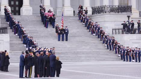 2018-Ehrengarde-Steigen-Die-Stufen-Des-US-Kapitolgebäudes-Mit-Fahnendrapiertem-Sarg-Während-Des-Staatsbegräbnisses-Für-Präsident-George-Hw-Bush-Hinunter