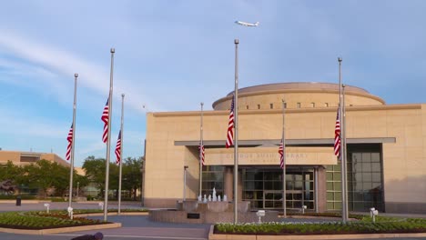 Air-Force-One-Fliegt-Während-Des-Staatsbegräbnisses-Für-Den-Ehemaligen-Präsidenten-über-Die-George-Bush-Memorial-Library