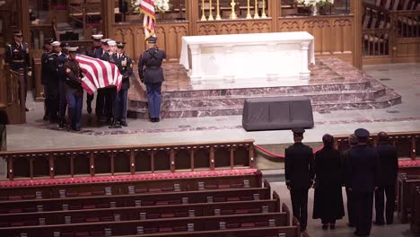 El-Ataúd-Ataúd-Del-Presidente-George-HW-Bush-Es-Llevado-Al-Capitolio-Con-La-Guardia-De-Honor-Para-Permanecer-En-El-Estado-Durante-Este-Funeral-De-Estado.