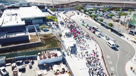 Caravana-De-Inmigrantes-En-El-Cruce-Fronterizo-De-San-Ysidro-Tijuana-México-Estados-Unidos