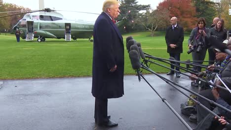 El-Presidente-De-Los-Estados-Unidos,-Donald-Trump,-Habla-Con-Los-Reporteros-En-El-Cuerpo-De-Prensa-Y-Critica-A-Los-Reporteros-De-Prensa-April-Ryan-Y-Jim-Acosta-Y-Dice-Que-Deben-Tratar-La-Oficina-De-La-Presidencia-Con-Respeto