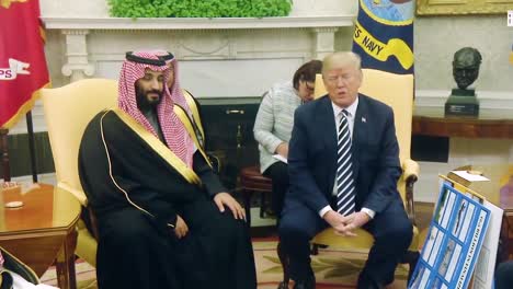 El-Presidente-De-Estados-Unidos,-Donald-Trump,-Se-Reúne-Con-El-Príncipe-Heredero-Mohammed-Bin-Salman-Del-Reino-De-Arabia-Saudita-Y-Muestra-Tarjetas-Que-Indican-Que-Arabia-Saudita-Está-Comprando-Enormes-Cantidades-De-Armas-Y-Sistemas-De-Defensa-De-Estados-Unidos.