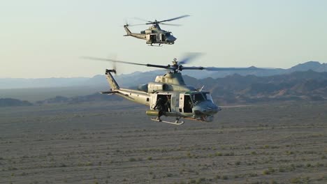 Huey-Helikopter-Fliegen-In-Formation-In-Dieser-Zeitlupen-Action-Kampfszene