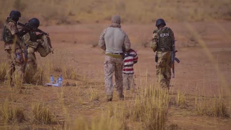 Tropas-Africanas-En-Níger-Se-Enfrentan-A-Un-Hombre-A-Lo-Largo-De-Una-Carretera-Remota