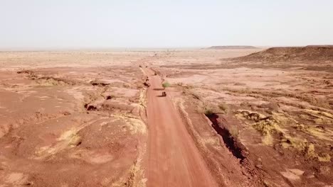 Luftaufnahmen-über-Einen-Simulierten-Überfall-Der-Armee-Und-Geiselnahme-Auf-Einer-Abgelegenen-Afrikanischen-Straße-In-Niger