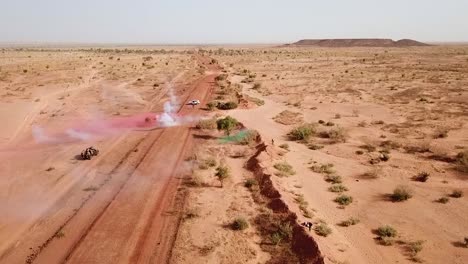 Luftaufnahmen-über-Eine-Simulierte-Überfall--Und-Geiselnahmesituation-Der-Armee-Auf-Einer-Abgelegenen-Afrikanischen-Straße-In-Niger-1