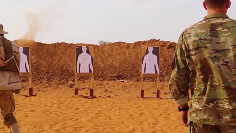 Las-Fuerzas-Estadounidenses-Entrenan-A-La-Policía-Y-A-Las-Tropas-Del-Ejército-De-áfrica-Occidental,-Niger,-Burkina-Faso-Y-Senegal,-En-Armas-Y-Tácticas-De-Comando-1