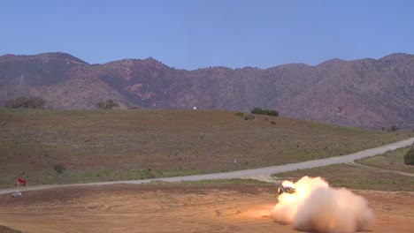 Estados-Unidos-Lanzacohetes-Montados-En-Camión-Disparar-Bombardeos-De-Cohetes-Y-Artillería-Durante-La-Batalla