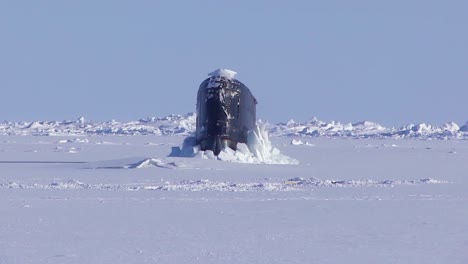 Das-Britische-Royal-Navy-Hunter-Killer-U-Boot-HMS-Trenchant-(S91)-Taucht-Durch-Das-Eis-Im-Arktischen-Ozean-Auf