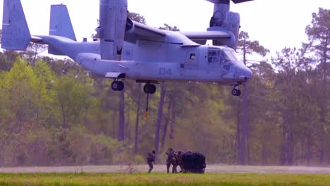 US-Marines-Mit-Kampflogistikbataillon-22-(clb22)-Führen-Ein-Hubschrauber-Support-Team-Training-Mit-Einem-Mv22-Osprey-Im-Camp-Lejeune-Nc-.-Durch