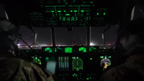 Pov-Eines-C130-Frachtflugzeugs,-Das-Nachts-Von-Einer-Startbahn-Startet