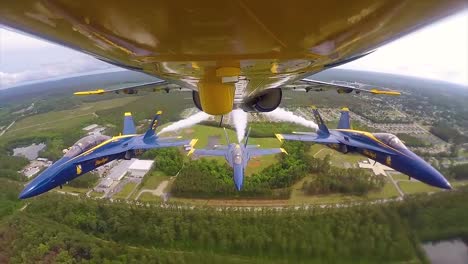 Los-ángeles-Azul-Marino-De-EE.-UU.-Vuelan-En-Formación-De-Escuadrón-Apretado-En-Un-Espectáculo-Aéreo-En-Esta-Increíble-Toma-De-Pov