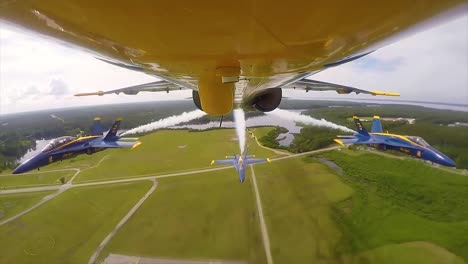 Die-Us-marineblauen-Engel-Fliegen-In-Dieser-Tollen-Pov-Aufnahme-In-Einer-Engen-Geschwaderformation-In-Einer-Flugshow