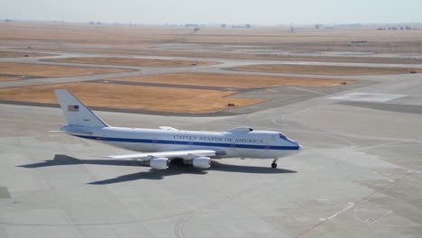 Un-Boeing-E4-Advanced-Airborne-Command-Post-Rodando-En-La-Pista-De-Aterrizaje-En-Travis-AFB-California