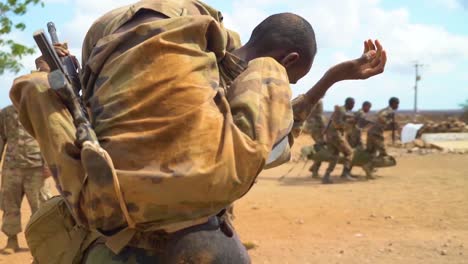 Miembros-De-Las-Fuerzas-Armadas-De-Djibouti-(fad)-Realizan-Una-Incursión-De-Comando-En-El-Desierto-Y-Rescatan-A-Los-Heridos