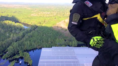 Miembros-De-La-Guardia-Nacional-De-Pensilvania-Y-El-Equipo-De-Rescate-Acuático-De-Helicópteros-De-Pensilvania-Realizan-Una-Misión-Aérea-De-Búsqueda-Y-Rescate-En-Un-Helicóptero-Uh60-Black-Hawk-En-Nichols-Y-Sus-Alrededores,-Carolina-Del-Sur-3