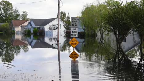 Hurrikan-Florenz-Schlägt-Conway-South-Carolina-Zu-Und-Verursacht-Umfangreiche-Überschwemmungen-Mit-Bewohnern,-Die-Mit-Dem-Luftboot-Unterwegs-Sind-1
