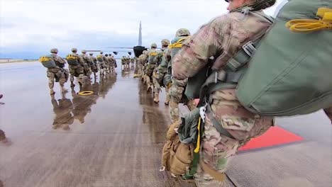 Paracaidistas-Del-Ejército-Estadounidense-Asignados-Al-Batallón-De-Apoyo-De-La-173a-Brigada-173a-Brigada-Aerotransportada-Desplegar-En-Una-Operación-Aerotransportada-C130-En-La-Zona-De-Caída-De-Juliet-En-Pordenone-Italia