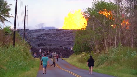 Das-Medienteam-Der-Hawaii-Nationalgarde-Eskortiert-Medien-Während-Des-Vulkanausbruchs-Des-Kilauea-In-Leilani-Anwesen,-Um-Die-Aktiven-Spalten-Und-Lavaströme-In-Zwei-Gebieten-In-Der-Nachbarschaft-Zu-Erleben-1