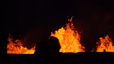 The-Kilauea-Volcano-Erupts-At-Night-With-Huge-Lava-Flows-1