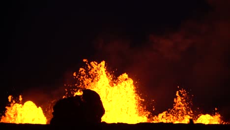The-Kilauea-Volcano-Erupts-At-Night-With-Huge-Lava-Flows-2