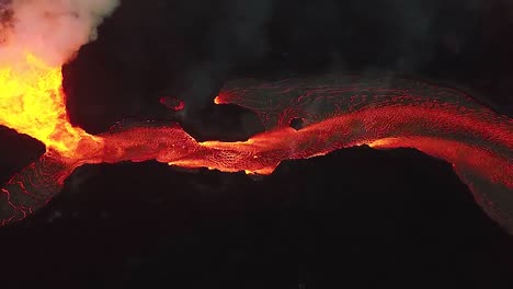 Antenne-über-Dem-Kilauea-Vulkan,-Der-Nachts-Mit-Riesigen-Lavaströmen-Ausbricht-1