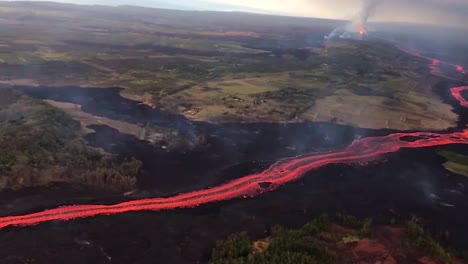 Antenne-über-Dem-Kilauea-Vulkan,-Der-Mit-Riesigen-Lavaströmen-Ausbricht