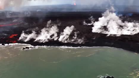 Antena-Sobre-El-Volcán-Kilauea-En-Erupción-Con-Enormes-Flujos-De-Lava-Al-Entrar-En-El-Océano.