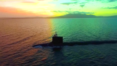 Coloridas-Antenas-Sobre-El-Submarino-Virginiaclass-Fastattack-Uss-Missouri-(ssn-780)-En-El-Mar