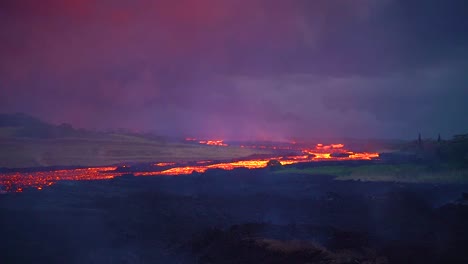 Der-Vulkan-Kilauea-Auf-Der-Großen-Insel-Hawaii,-Der-Nachts-Mit-Riesigen-Lavaströmen-Ausbricht