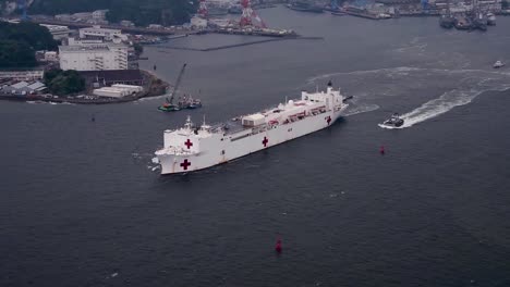 Antenne-Des-Militärischen-Seeliftbefehls-Krankenhausschiff-Usns-Gnade-(tah-19)-Fährt-Kommandant-Flotte-Aktivitäten-Yokosuka-Japan