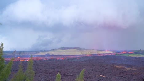 Der-Vulkan-Kilauea-Auf-Der-Großen-Insel-Hawaii,-Der-Mit-Riesigen-Lavaströmen-Ausbricht