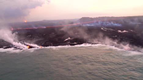 Sehr-Gute-Antenne-Des-Vulkans-Kilauea-Auf-Hawaii-Eruption-Mit-Sehr-Großem-Lavastrom,-Der-Mit-Rauch-In-Den-Ozean-Eindringt
