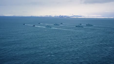 Toma-Aérea-De-La-Marina-Noruega-Patrullando-Las-Aguas-Del-Norte-En-Invierno